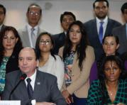 El fiscal general de la nación Carlos Baca Mancheno en rueda de prensa junto a la fiscal Diana Salazar y demás jueces. Foto : Patricio Terán / ÚN