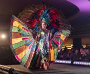 El traje típico del diseñador manabita Wenceslao Muñoz lleva por título “Un santuario para la princesa de los cuatro mundos”. Foto: AFP