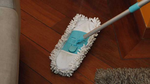 Paso 3: Haga una limpieza general de los pisos de la casa.