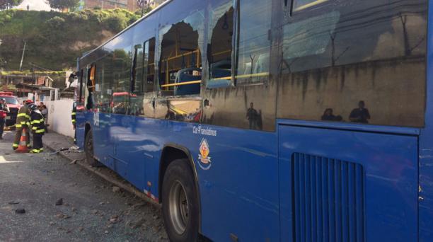 Un autobús se impactó contra una pared en el sur de Quito. Foto: Alfredo Lagla / ÚN