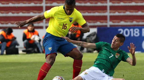 Martin Alipaz / EFE Luis Antonio Valencia (izq.) fue junto a Énner los mejores jugadores de la Selección. Aquí supera al boliviano Juan Arce en La Paz.