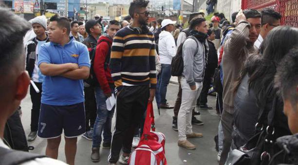 En la puerta del estadio Gonzalo Pozo hubo aglomeración de jóvenes, ayer. Foto: Galo Paguay/ ÚN