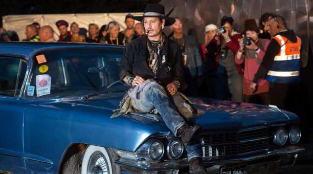 El actor Johnny Depp llega a presentar su película, The Libertine, a la audiencia de Cineramageddon, el lugar de cine al aire libre, en el Glastonbury Festival de Música y Artes Escénicas en Worthy Farm cerca de la aldea de Pilton en Somerset, Suroeste de