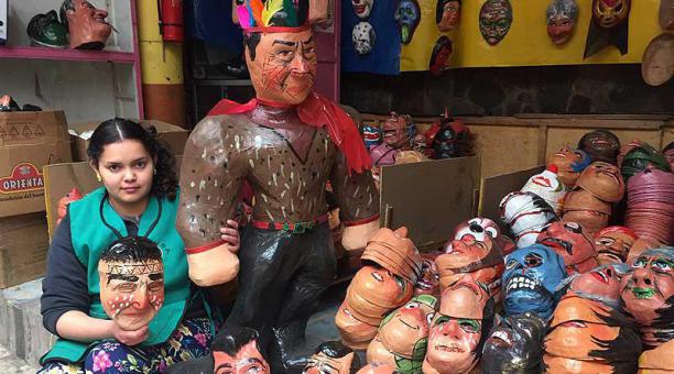 En el Centro de Quito ya se venden los monigotes y las caretas para despedir al año. Jaime Vargas tiene hartos pedidos, también Lenín Moreno. Foto: Betty Beltrán / ÚN