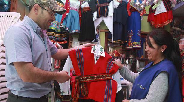 En el local del Rincón del Disfraz se comercializan o prestan trajes típicos. Foto: Xavier Caivinagua / ÚN