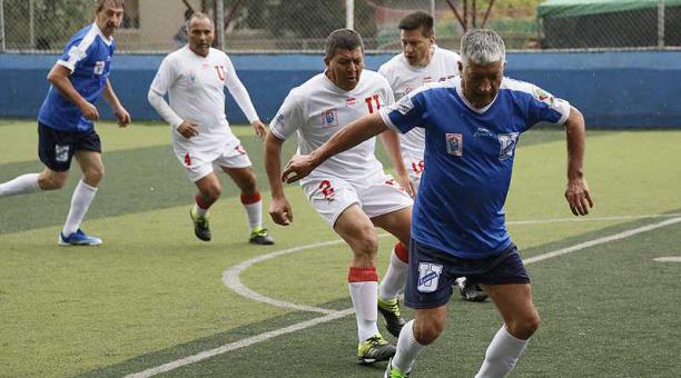 Fracisco Lara (con balón) jugó en la ‘Cato’  y Jorge Páez defendió a la Liga. Fotos: Diego Pallero / ÚN