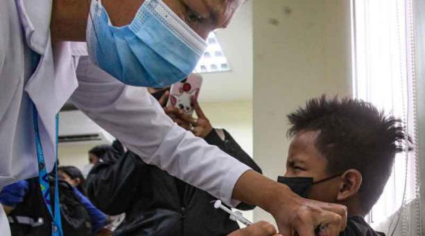 El nuevo segmento a vacunar es el de 5 a 11 años. Foto: Enrique Pesantes / ÚN