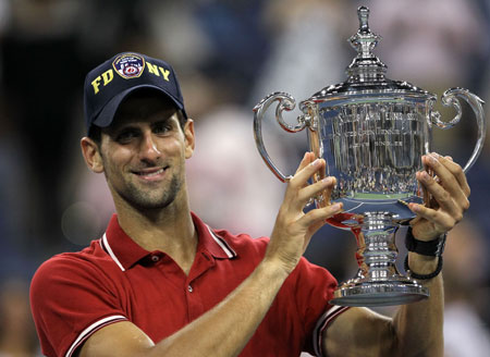 El tenista serbio Novak Djokovic luce su trofeo del US Open. Foto: Emmanuel Dunand&#47;AFP