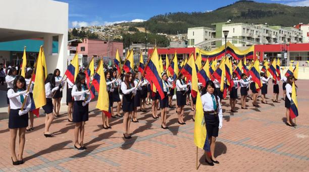 Alumnos del Réplica 24 de Mayo, en el sur de Quito, este lunes 26 de septiembre del 2016,  en el acto de jura de la bandera. Foto: Ana Guerrero/ ÚN