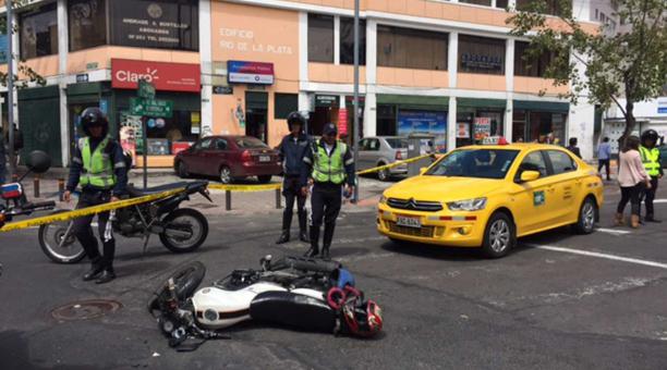 El choque se produjo entre un taxi y una motocicleta. Foto: Diego Pallero / ÚN
