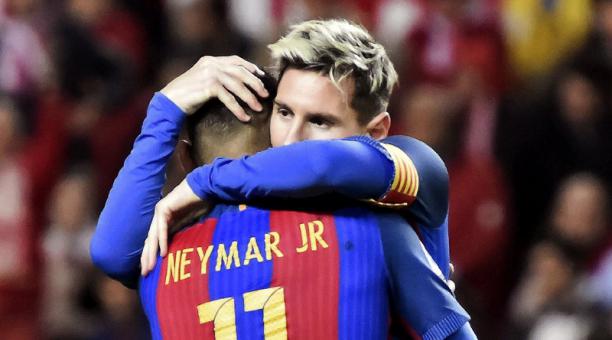 Lionel Messi (der.) y el brasileño Neymar, celebran el primer gol del equipo blaugrana durante el encuentro correspondiente a la jornada 11 de primera división, española. Foto: EFE