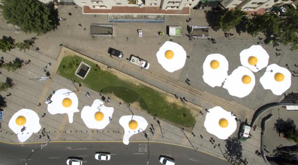 Fotografía aérea de una intervención urbana del artista holandés Henk Hofstraen en Santiago (Chile). Foto: EFE