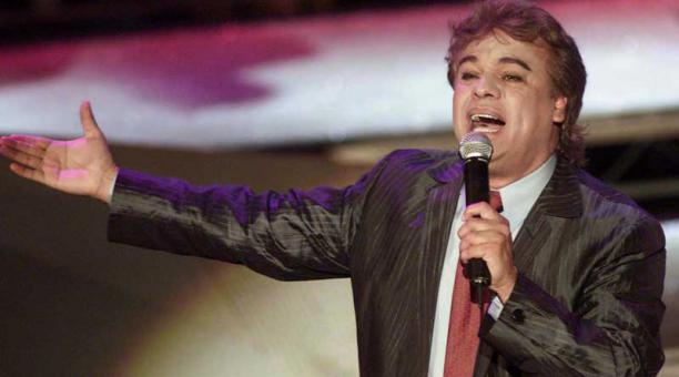 Esta foto de archivo tomada el 17 de octubre de 2001 del cantante mexicano Juan Gabriel en la 3ra Edición de Ritmo Latino Music Awards en el auditorio Shrine de Los Ángeles. Foto: AFP