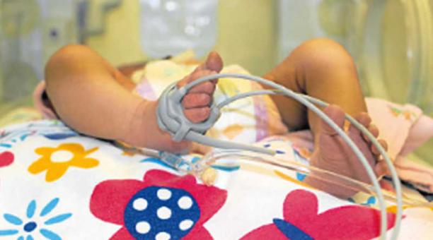 La bebé encontrada en el norte de Quito es atendida en el Hospital Docente de Calderón. Foto: Cortesía