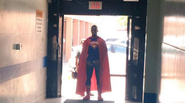 Enner Valencia llegó al hospital de Solca en Guayaquil vestido de Superman. Foto: @chalo_vargasr