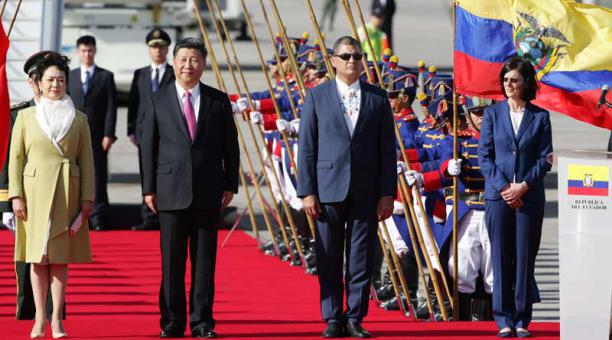 El presidente de la República, Rafael Correa, acompañado de su esposa, recibió al Presidente de China. Foto: Patricio Terán / ÚN