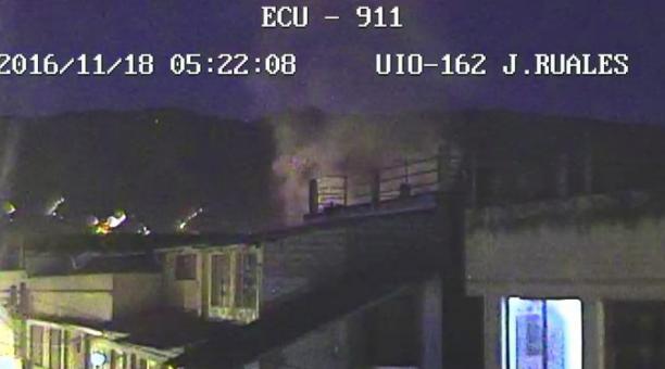 Una cámara de videovigilancia del ECU911 captó las imágenes del incendio en Chillogallo. Foto: Cortesía