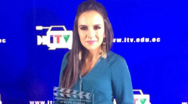 Estéfani Espín, como Mejor entrevistadora , en los Premios ITV.  Foto: @ITVecuador