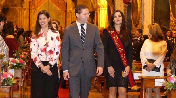 El alcalde Rodas junto con sus esposa Ma. Fernanda Pacheco y la reina de Quito, Sarah Garcés. Foto: Alfredo Lagla / ÚN