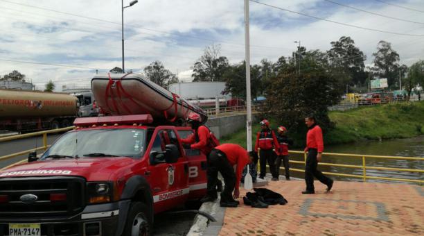 Los Bomberos de Quito atendieron la emergencia en el reservorio de Guangopolo en donde un hombre esta desaparecido. Foto: Cortesía