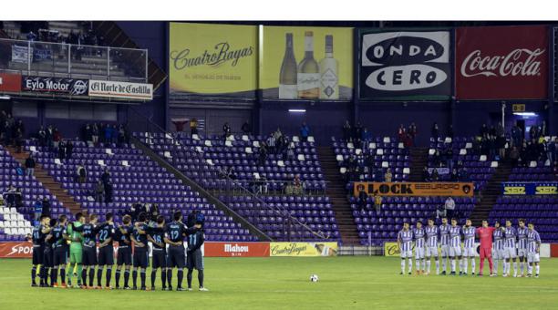 Los jugadores de la Real Sociedad (i) y los del Real Valladolid (d) guardan un minuto de silencio por las víctimas del accidente de avión de Colombia. Foto: EFE