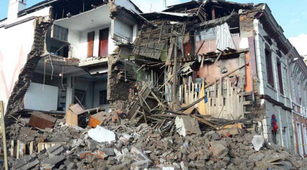 Los escombros cayeron, en su mayoría, en el lado de la calle Pichincha, en el sector de San Blas. Foto: Cortesía / COE Metropolitano