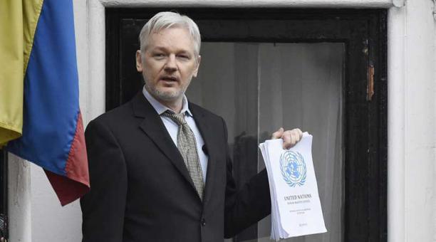 Fotografía de archivo tomada el 5 de febrero de 2016, muestra al cofundador de WikiLeaks Julian Assange durante una rueda de prensa desde el balcón de la embajada de Ecuador en Londres (Reino Unido). Foto: EFE