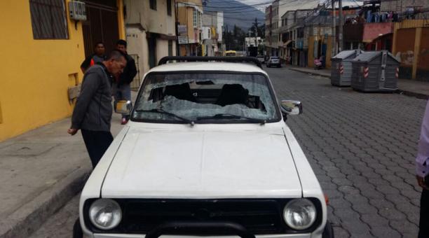 Uno de los dos vehículos que fueron dañados. Foto: Santiago Sarango / ÚN