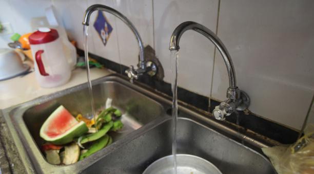 El agua potable en verano puede alcanzar los 220 litros de consumo por persona en Quito. Foto: Referencial