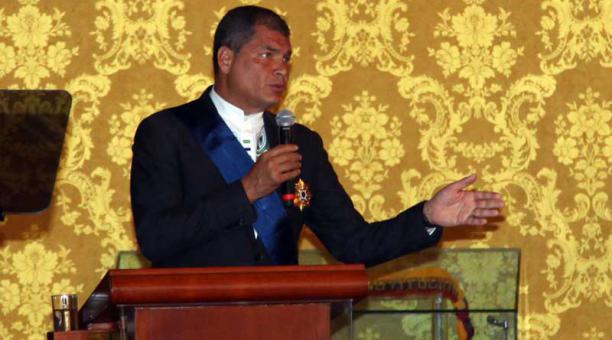 El presidente  Rafael Correa es condecorado en el salón amarillo de Carondelet. Foto: Archivo / EL COMERCIO