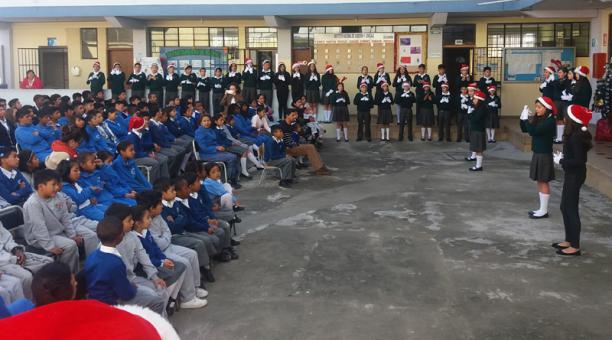 Los estudiantes del pensionado La Victoria (oyentes) realizaron un homenaje a los niños y jóvenes del INAL en lenguaje de señas.