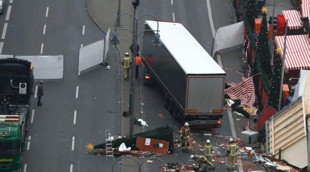 Imagen del camión que arrolló a los transeúntes de un mercado de Alemania. Foto: AFP