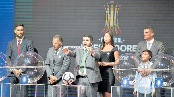 Daniel Jimenez Ochoa (centro), delegado del Atlético Nacional de Medellín, muestra el papelito con el nombre de Independiente del Valle.Foto: AFP