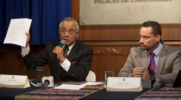 El secretario jurídico de la Presidencia de Ecuador, Alexis Mera (i), junto al ministro coordinador de sectores estratégicos Augusto Espín. Foto: EFE