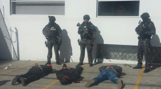 Miembros del GIR custodian a tres individuos que intentaron asaltar con armas de fuego una agencia bancaria en el norte de Quito. Foto: Eduardo Terán / ÚN