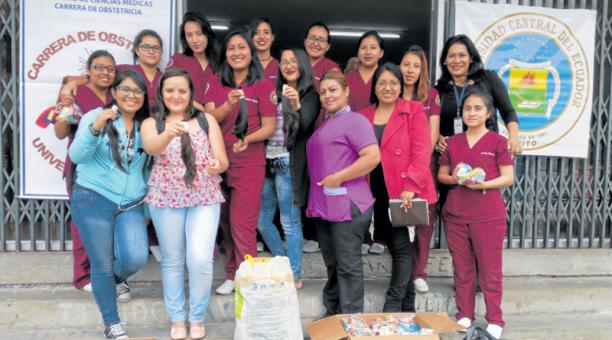 Estudiantes de Obstetricia de la Universidad Central  donaron su cabello. Foto: Gabriela Pilataxi / ÚN