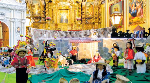 En la iglesia de San Sebastián, los adornos navideños hacen referencia a culturas del sur del país. Cortesía IMP