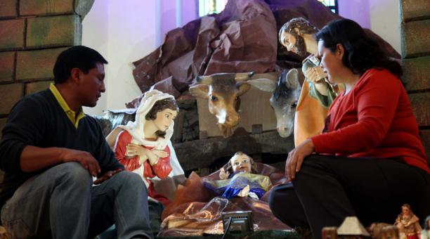 Los priostes de la comunidad realizan preparativos para la misa del Gallo. Foto: Archivo