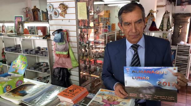 Isaac Peña, director de la Prensa Católica, muestra los almanaques que vende en su local desde ha ce 10 años.Foto: Betty Beltrán / ÚN
