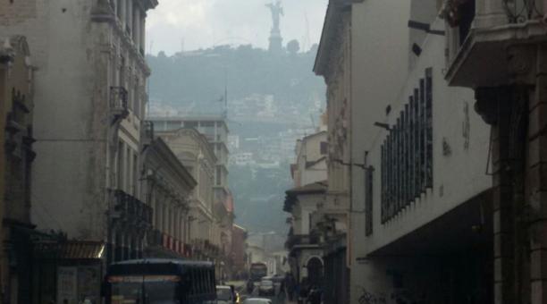 La nube de humo vista desde la calle Venezuela. Foto: Eduardo Terán / ÚN