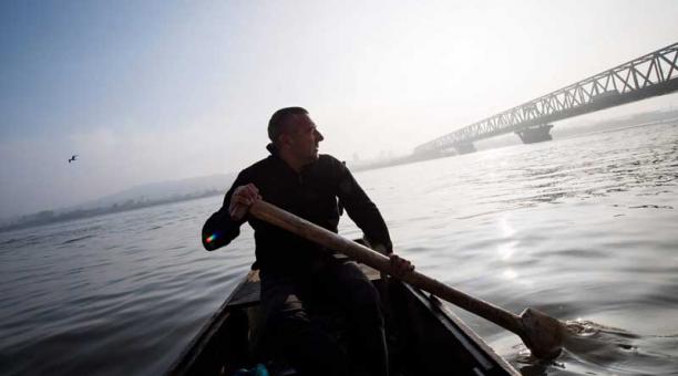 Tiene 55 años, navega las gélidas aguas del famoso río y cada vez que observa a una persona que intenta quitarse la vida, está listo para actuar. Foto: AFP