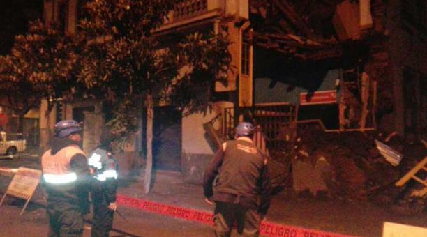 La Secretaria de Seguridad del Municipio de Quito procedió a verificar el estado de una vivienda en riesgo de colapso en La Mariscal tras el sismo. Foto: Cortesía / COE Metropolitano