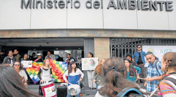 Con tambores y panderetas se manifestaron en contra del cierre de la ONG. Foto: Paúl Rivas Bravo / ÚN