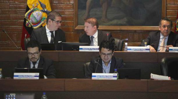 La sesión fue presidida por Eduardo del Pozo (arriba, derecha). Foto: Julio Estrella / ÚN