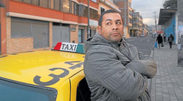 Ángel Villamagua conduce un taxi de la Cooperativa Acción Cívica. Foto: ÚN