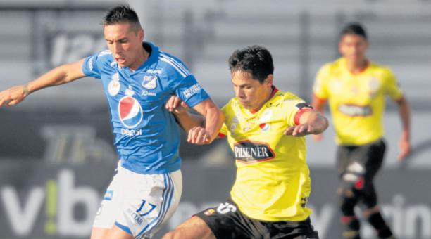 Matías Oyola (derecha) se lleva el balón ante la marca de Henry Rojas. Foto: AFP