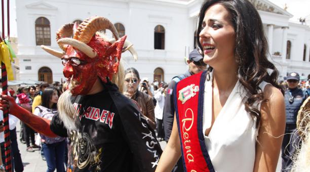 La reina de Quito, Sarah Garcés participó de la Diablada en el Centro Histórico. Foto: galo Paguay / ÚN