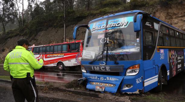 Dos buses de transporte urbano se impactaron en Carcelén. Foto: Alfredo Lagla / ÚN