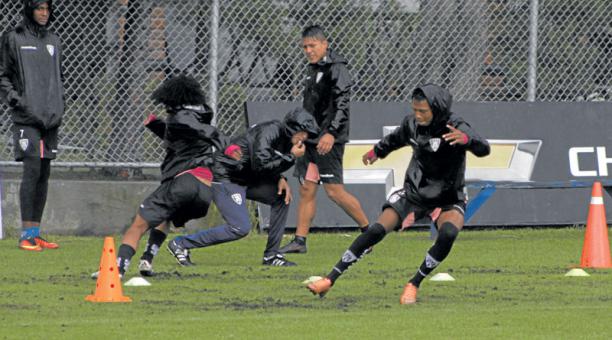 Los jugadores de Independiente del Valle realizan trabajos de velocidad a un costado de la cancha. Foto: David Paredes / ÚN