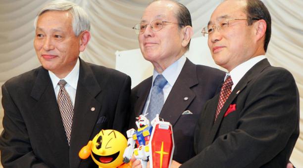 Masaya Nakamura (centro) posa con sus personajes. Foto: AFP